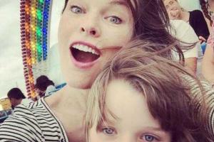 Мила Йовович сделала селфи со старшей дочерью