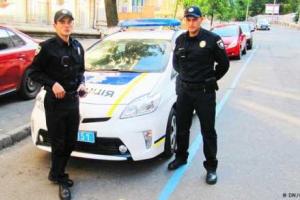 В Киеве москвич извинился перед полицейским за то что фотографирует его, отметив, что "в Москве таких нет"