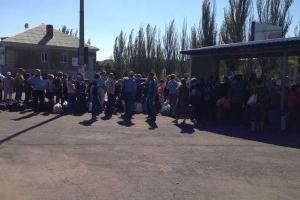 Бедные люди: в Артемовске выстроилась километровая очередь на автобус в Майорск