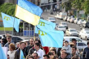 Крымские татары начали товарную блокаду Крыма, люди прибывают из разных регионов страны 