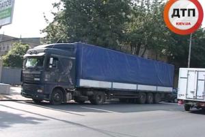 14 летнюю девочку, которая разговаривала по мобильному, насмерть сбил грузовик в Днепропетровске