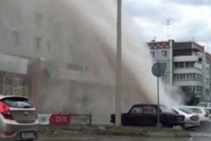 В Абакане гигантский фонтан кипятка выбил окна в многоэтажке