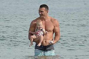 Владимир Кличко учит свою 9-месячную дочь плавать в океане