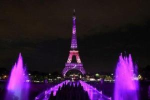 Эйфелева башня окрасилась в розовый цвет в поддержку онкобольных
