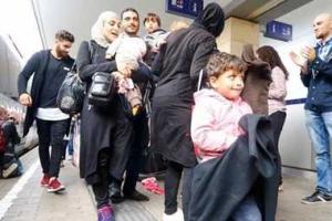 Первые поезда с беженцами приехали в Германию