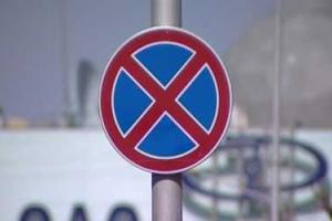 Россиянин построил забор из украденных дорожных знаков 