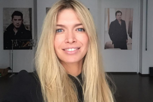 Вера Брежнева в кожаном платье показала ноги "от ушей"