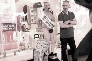 Ради мигрантов пенсионерка приклеила себя за ягодицы к витрине лондонского магазина