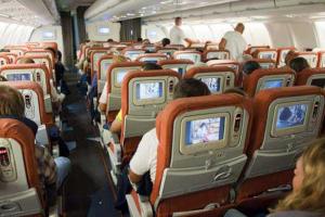 Пару, которая пол полета провела в туалете, капитан прилюдно поздравил с удачным половым актом