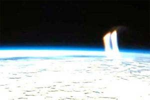 Камера МКС засняла таинственные лучи, бьющие из Земли в космос