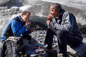 Обама на Аляске доедал рыбу за медведем