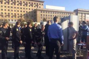 Девушка-полицейский упала в обморок во время присяги в Харькове