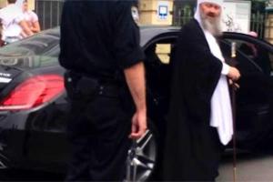 Полиция Киева остановила священника на шикарном Мерседесе