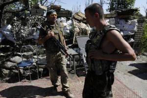 Украинские бойцы взяли в плен двух российских военных, один из них - офицер