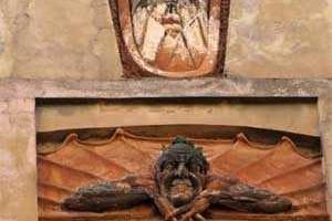 Полиция Петербурга задержала альпиниста, который уничтожил барельеф Мефистофеля