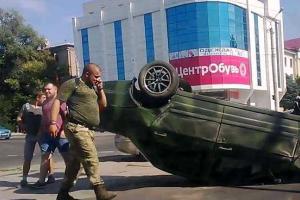 В центре Луганска перевернулся автомобиль с боевиками
