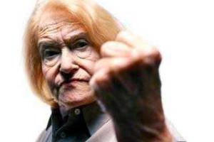 Пенсионерка из Москвы забросала камнями дразнивших ее детей