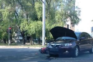В Донецке скутерист влетел под иномарку