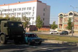 В Донецке КАМАЗ боевиков протаранил автомобиль