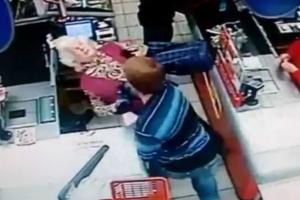 Россиянин ударил в лицо старушку на кассе магазина