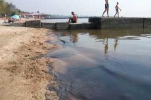 Пляж в Мариуполе сегодня превратился в жуткое черное море