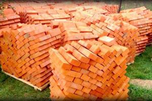 В Туле рабочим выдали зарплату кирпичами