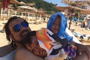 Филипп Киркоров отменил гастрольный тур, чтобы лично отвести детей в садик