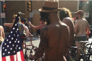 В США сотни велосипедистов поучаствовали в велопробеге голышом
