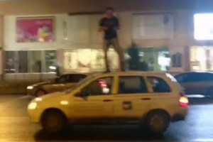 Нетрезвый россиянин, танцующий на крыше машины возле поста ДПС, стал звездой YouTube
