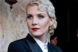 Рената Литвинова обнажила красивые ноги