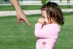 Социологи рассказали, как часто родителям приходится краснеть за детей