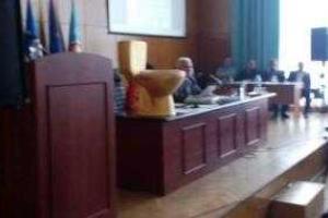 Цирк в Бориспольском горсовете: депутаты подрались из-за "золотого унитаза"