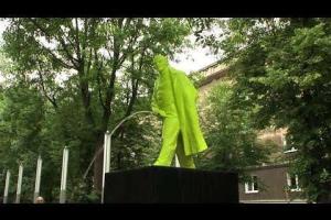 В Польше установили памятник писающему Ленину