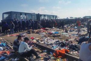 В Венгрии с беженцами решили бороться с помощью войск 