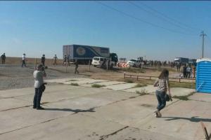 Народные депутаты на КПП Чаплинка перекрыли границу своими машинами