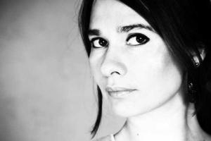 Питерская художница нарисовала портреты Путина и Медведева своей грудью