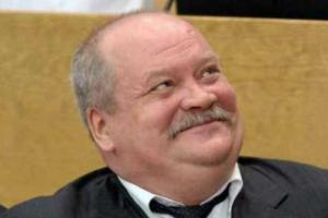 В России "пышный" депутат застрял в танке: пришлось вызывать МЧС