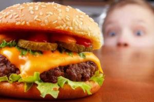 Дети, которые едят фаст-фуд, чаще других ломают руки и ноги 