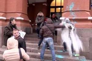 В Москве "защитники" Путина в футболках "Новороссия" напали на 75-летнего старика