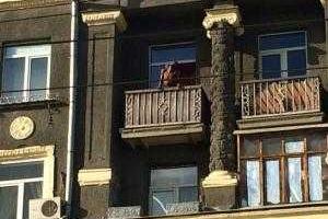 Цирк в центре Харькова: голый африканец выбрасывал с балкона мусор и технику