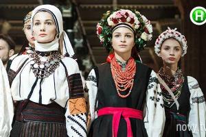 Участницы реалити «Супермодель по-украински» вышли на подиум в национальных костюмах 