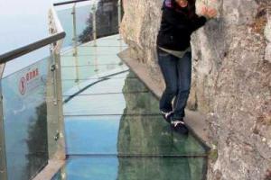 В Китае стеклянный мост над пропастью треснул под ногами туристов