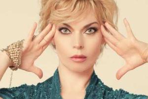 Известную певицу обокрал личный водитель: забрал рубли и евро