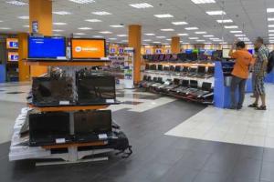 Дерзкое ограбление в Твери: за три минуты неизвестный "обчистил" магазин электроники на 1,5 млн рублей