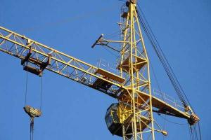 В России снова рухнул строительный кран: в Краснодаре машина упала на гаражный кооператив