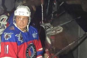 63-летний Путин в свой день рождения взял в руки клюшку