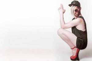 В Вене открылись курсы, где мужчин научат ходить на каблуках