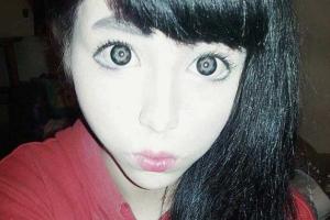 Австралийка без хирургии превратила свое лицо в кукольное