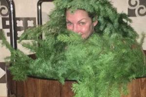 Волочкова спрятала голое тело в бочку