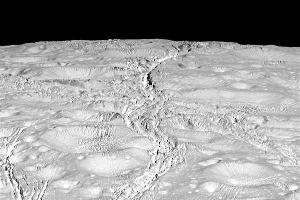 Ученые нашли на спутнике Сатурна "снеговика"